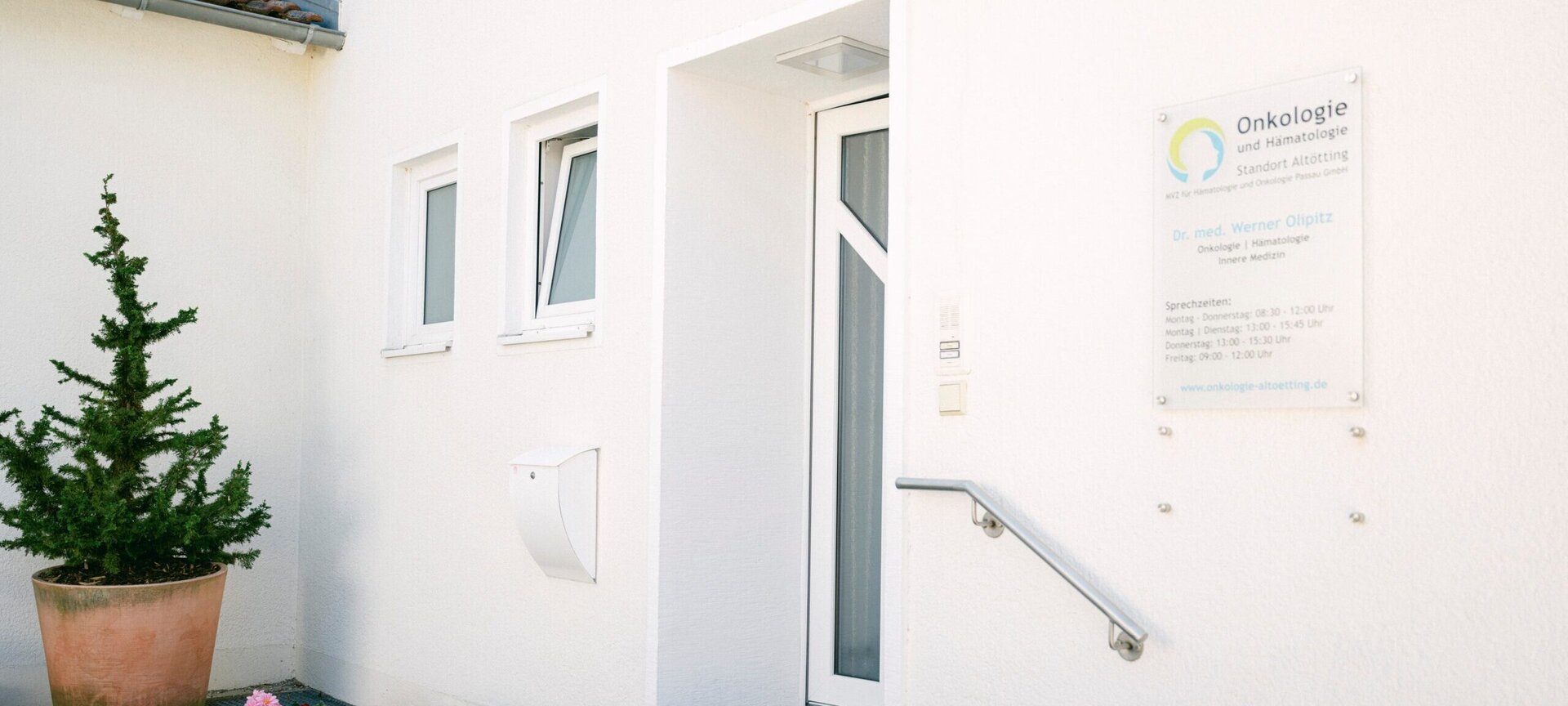 Die Haustür der Praxis ist zu sehen.