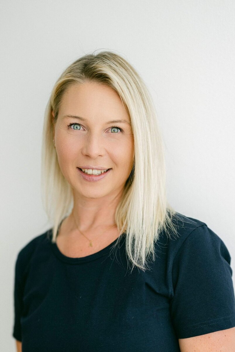 Frau Gernt lächelt in die Kamera. Sie trägt ein dunkelblaues Tshirt und hat schulterlange, blonde Haare.