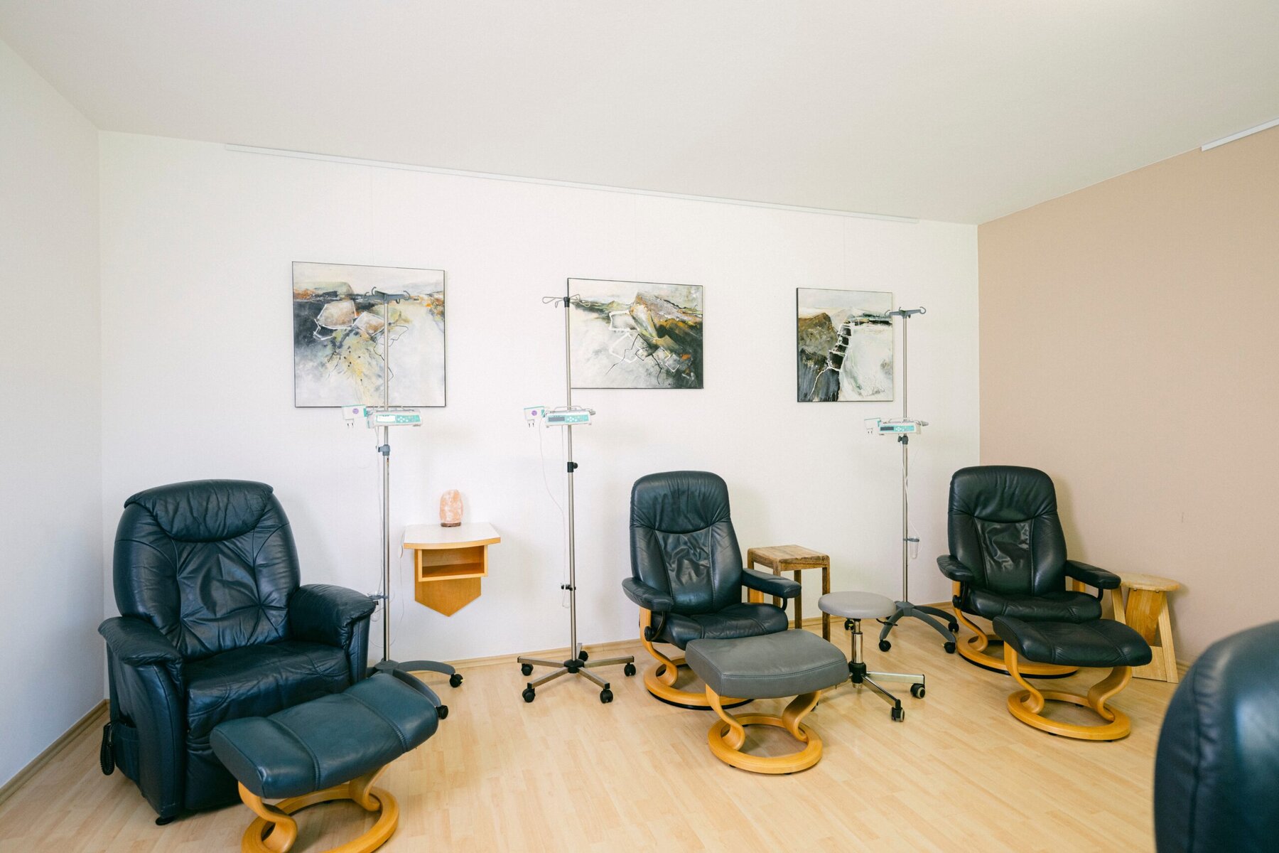 Ein Behandlungszimmer ist zu sehen, in dem mehrere leere Sessel auf Patienten warten.