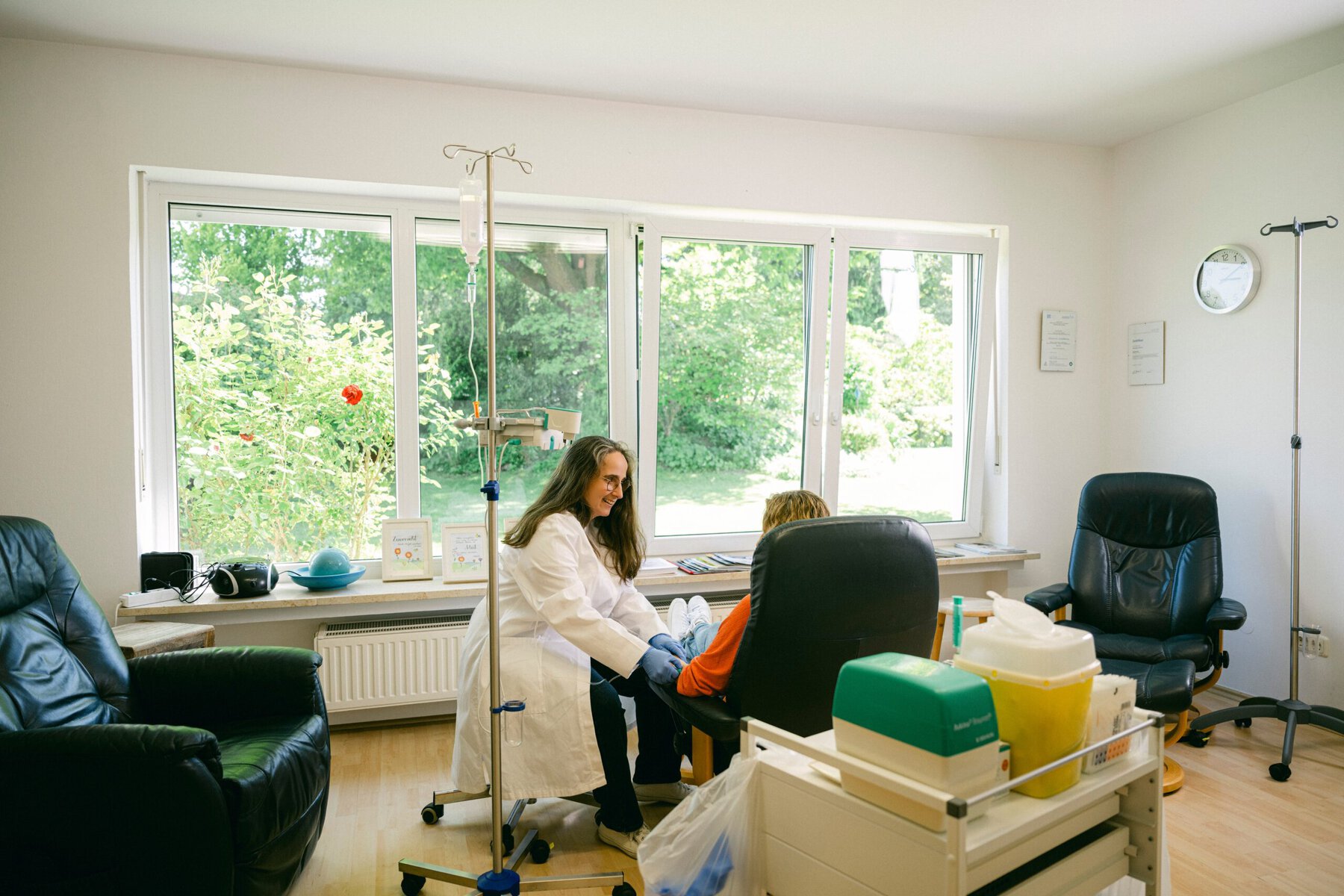 Das Bild zeigt Fr. Schäffer in einem Behandlungszimmer, die gerade eine Patientin behandelt.
